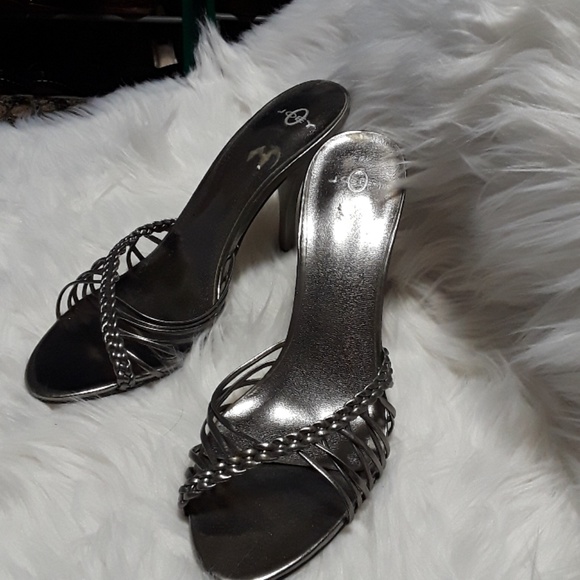 SHOES - Picture 2 of 4